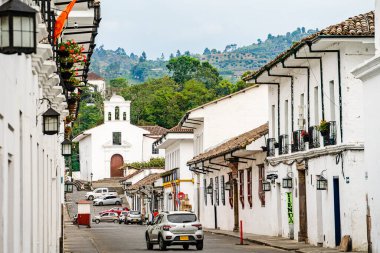 Popayan, Cauca, Kolombiya - 2 Şubat 2024: Bulutlu havada tarihi şehir merkezi manzarası