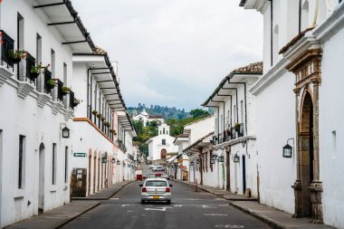 Popayan, Cauca, Kolombiya - 2 Şubat 2024: Bulutlu havada tarihi şehir merkezi manzarası