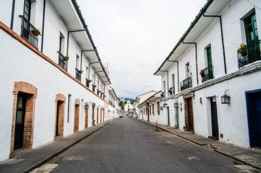 Popayan, Cauca, Kolombiya - 2 Şubat 2024: Bulutlu havada tarihi şehir merkezi manzarası