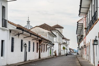 Popayan, Cauca, Kolombiya - 2 Şubat 2024: Bulutlu havada tarihi şehir merkezi manzarası