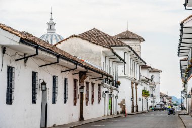 Popayan, Cauca, Kolombiya - 2 Şubat 2024: Bulutlu havada tarihi şehir merkezi manzarası