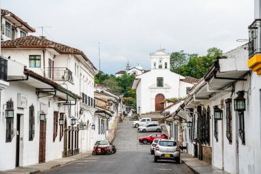 Popayan, Cauca, Kolombiya - 2 Şubat 2024: Bulutlu havada tarihi şehir merkezi manzarası