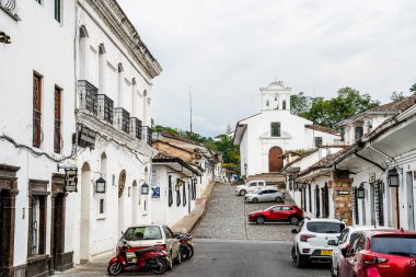 Popayan, Cauca, Kolombiya - 2 Şubat 2024: Bulutlu havada tarihi şehir merkezi manzarası