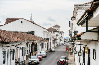 Popayan, Cauca, Kolombiya - 2 Şubat 2024: Bulutlu havada tarihi şehir merkezi manzarası