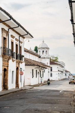 Popayan, Cauca, Kolombiya - 2 Şubat 2024: Bulutlu havada tarihi şehir merkezi manzarası