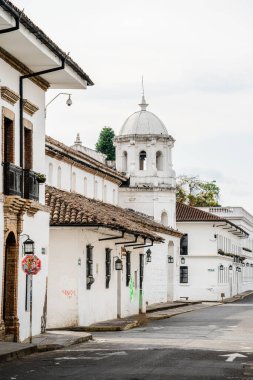 Popayan, Cauca, Kolombiya - 2 Şubat 2024: Bulutlu havada tarihi şehir merkezi manzarası