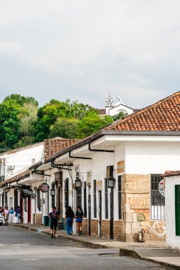 Popayan, Cauca, Kolombiya - 2 Şubat 2024: Bulutlu havada tarihi şehir merkezi manzarası