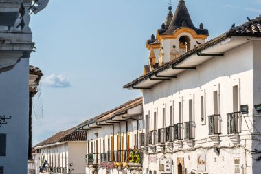 Popayan, Cauca, Kolombiya - 2 Şubat 2024: Bulutlu havada tarihi şehir merkezi manzarası
