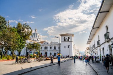 Popayan, Cauca, Kolombiya - 2 Şubat 2024: Bulutlu havada tarihi şehir merkezi manzarası