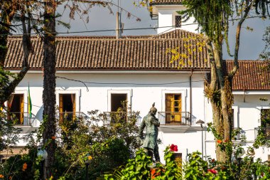 Popayan, Cauca, Kolombiya - 2 Şubat 2024: Bulutlu havada tarihi şehir merkezi manzarası