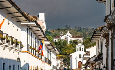 Popayan, Cauca, Kolombiya - 2 Şubat 2024: Bulutlu havada tarihi şehir merkezi manzarası