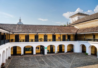 Popayan, Cauca, Kolombiya - 2 Şubat 2024: Bulutlu havada tarihi şehir merkezi manzarası