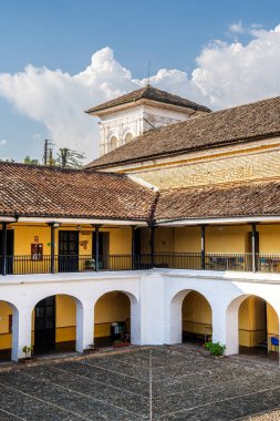 Popayan, Cauca, Kolombiya - 2 Şubat 2024: Bulutlu havada tarihi şehir merkezi manzarası