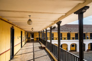 Popayan, Cauca, Kolombiya - 2 Şubat 2024: Bulutlu havada tarihi şehir merkezi manzarası