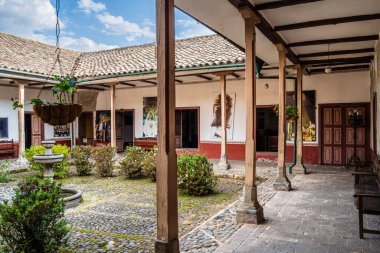 Popayan, Cauca, Kolombiya - 2 Şubat 2024: Bulutlu havada tarihi şehir merkezi manzarası