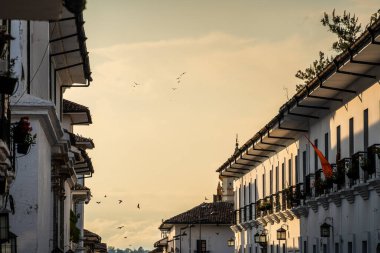 Popayan, Cauca, Kolombiya - 2 Şubat 2024: Bulutlu havada tarihi şehir merkezi manzarası