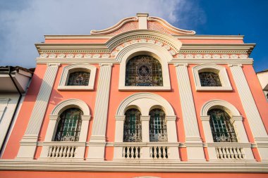 Popayan, Cauca, Kolombiya - 2 Şubat 2024: Bulutlu havada tarihi şehir merkezi manzarası