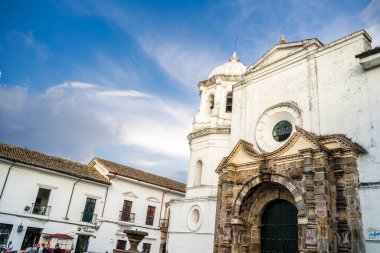 Popayan, Cauca, Kolombiya - 2 Şubat 2024: Bulutlu havada tarihi şehir merkezi manzarası