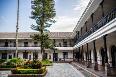 Popayan, Cauca, Kolombiya - 2 Şubat 2024: Bulutlu havada tarihi şehir merkezi manzarası