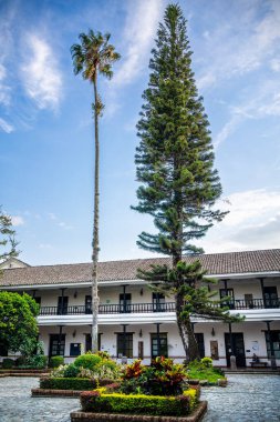 Popayan, Cauca, Kolombiya - 2 Şubat 2024: Bulutlu havada tarihi şehir merkezi manzarası