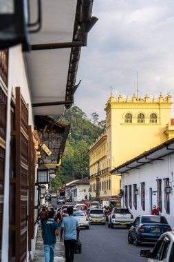 Popayan, Cauca, Kolombiya - 2 Şubat 2024: Bulutlu havada tarihi şehir merkezi manzarası