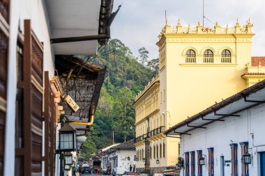 Popayan, Cauca, Kolombiya - 2 Şubat 2024: Bulutlu havada tarihi şehir merkezi manzarası