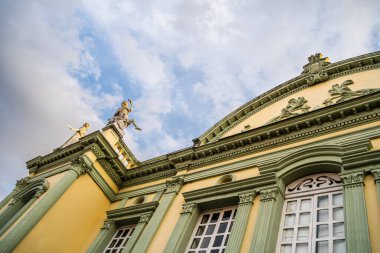 Popayan, Cauca, Kolombiya - 2 Şubat 2024: Bulutlu havada tarihi şehir merkezi manzarası