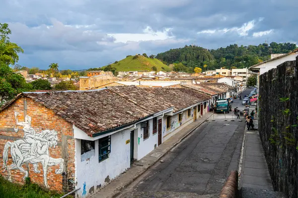 Popayan, Cauca, Kolombiya - 2 Şubat 2024: Bulutlu havada tarihi şehir merkezi manzarası