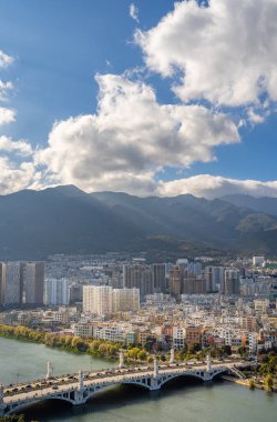 Dali, Çin - 1 Aralık 2023: Güneşli havada Erhai Gölü, HDR Görüntü