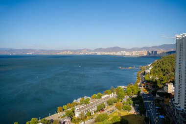 Dali, Çin - 1 Aralık 2023: Güneşli havada Erhai Gölü, HDR Görüntü