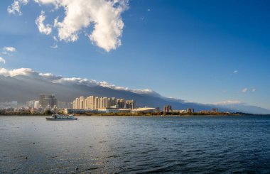 Dali, Çin - 1 Aralık 2023: Güneşli havada Erhai Gölü, HDR Görüntü