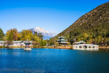 Lijiang, Çin - 3 Aralık 2023: Güneşli havalarda tarihi kent simgeleri
