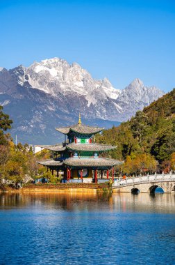 Lijiang, Çin - 3 Aralık 2023: Güneşli havalarda tarihi kent simgeleri