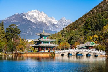 Lijiang, Çin - 3 Aralık 2023: Güneşli havalarda tarihi kent simgeleri