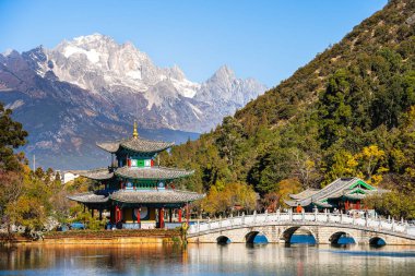 Lijiang, Çin - 3 Aralık 2023: Güneşli havalarda tarihi kent simgeleri