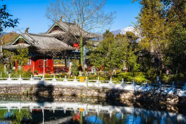 Lijiang, Çin - 3 Aralık 2023: Güneşli havalarda tarihi kent simgeleri