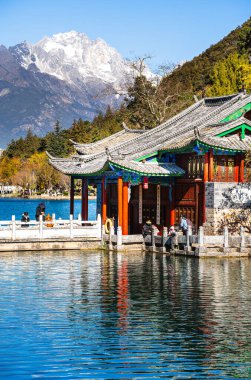 Lijiang, Çin - 3 Aralık 2023: Güneşli havalarda tarihi kent simgeleri