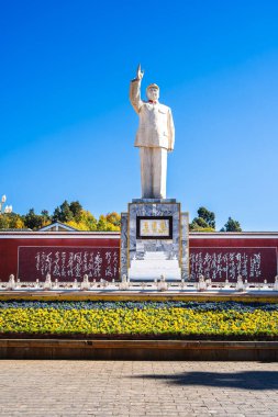 Lijiang, Çin - 3 Aralık 2023: Güneşli havalarda tarihi kent simgeleri