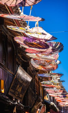 Lijiang, Çin - 10 Aralık 2023: Sunny Weather 'da Tarihi Şehir Merkezi, HDR Görüntü