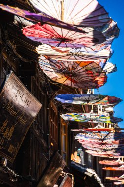 Lijiang, Çin - 10 Aralık 2023: Sunny Weather 'da Tarihi Şehir Merkezi, HDR Görüntü