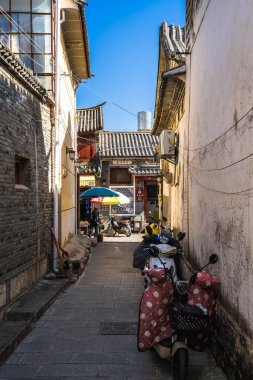 Xizhou, Çin - Aralık 12023: Antik kentin güneşli havadaki manzarası, HDR Görüntü