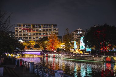 Chengdu, Çin - 2 Aralık 2023: Gece vakti Chengdu Şehri 'nin güzel manzarası
