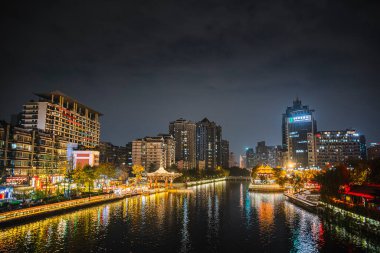 Chengdu, Çin - 2 Aralık 2023: Gece vakti Chengdu Şehri 'nin güzel manzarası