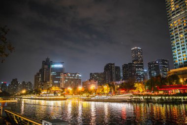 Chengdu, Çin - 2 Aralık 2023: Gece vakti Chengdu Şehri 'nin güzel manzarası