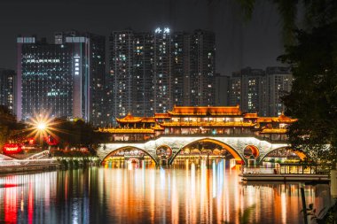 Chengdu, Çin - 2 Aralık 2023: Gece vakti Chengdu Şehri 'nin güzel manzarası