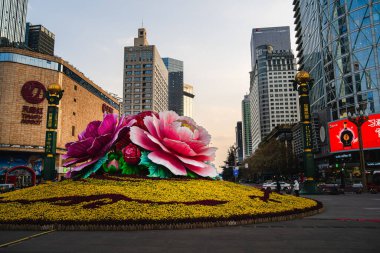 Chengdu, Çin - 3 Aralık 2023: Sunset 'te Tianfu Meydanı