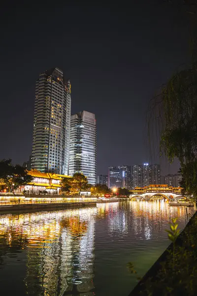 Chengdu, Çin - 2 Aralık 2023: Gece vakti Chengdu Şehri 'nin güzel manzarası