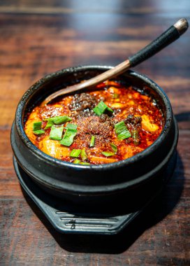 Kore yemeği, kimchi ve pirinç eriştesi, kimchi çorbası.