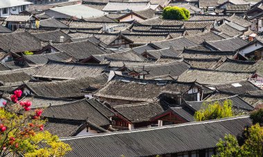 Lijiang, Yunnan, Çin - Aralık 12023: Güneşli havada eski bir kasaba, HDR Görüntü