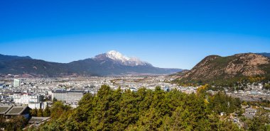 Lijiang, Yunnan, Çin - Aralık 12023: Güneşli havada eski bir kasaba, HDR Görüntü